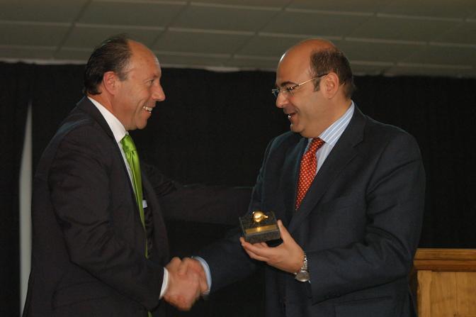 Sebastián Pérez recoge la Níspola de Oro de manos del alcalde de Otívar