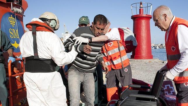 Rescatados 30 inmigrantes a bordo de una embarcación al sur de Motril