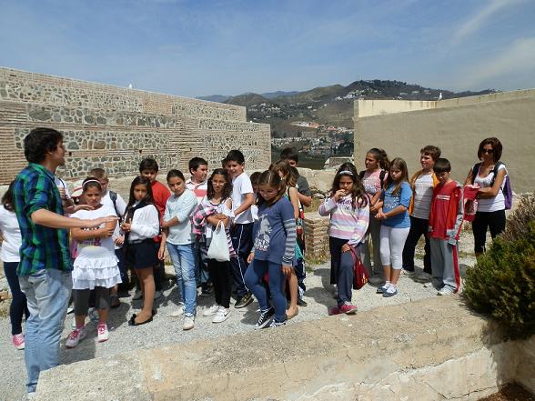 Los alumnos del Colegio Virgen de la Antigua conocen  el patrimonio monumental y arqueológico de Almuñécar