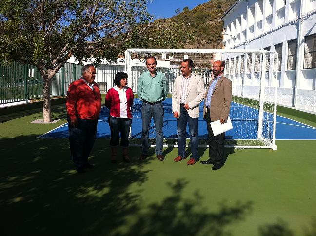 Diputación recepciona la obra que habilita un patio escolar de Ítrabo para la práctica de fútbol sala y baloncesto