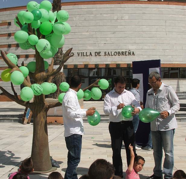 Escolares y vecinos de Salobreña cuelgan sus deseos en el árbol de la vida
