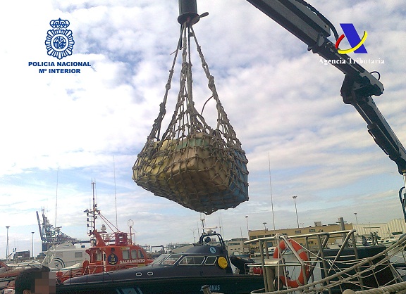 Interceptada una embarcación en las proximidades a la isla de Alborán con más de 600 kilos de hachís en su interior