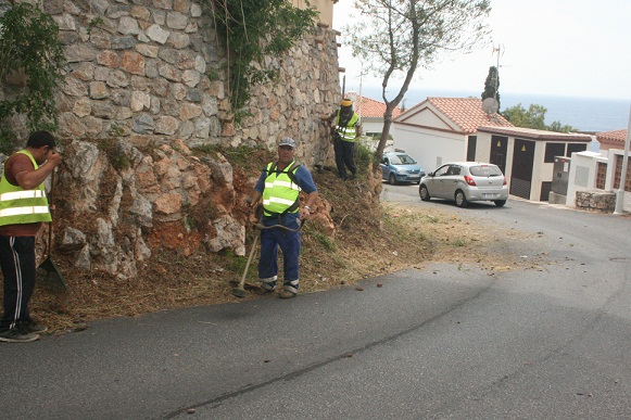 El Ayuntamiento de Almuñécar lleva a cabo la limpieza y desbroce de caminos urbanos y rurales