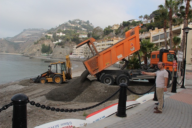 El Ayuntamiento de Almuñécar regenera la playa de Cotobro de cara al verano