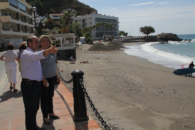 La alcaldesa de Almuñécar visita los trabajos de regeneración de la playa de Cotobro