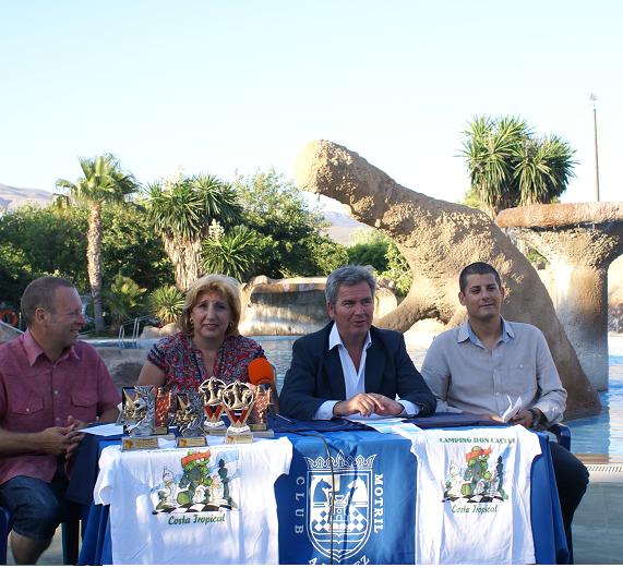 La piscina del camping Don Cactus repetirá como escenario privilegiado del XVI Torneo de Ajedrez