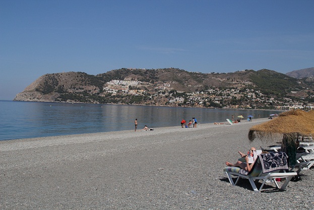 Un notable alto para las playas de Almuñécar en su reputación on line, según Trivago