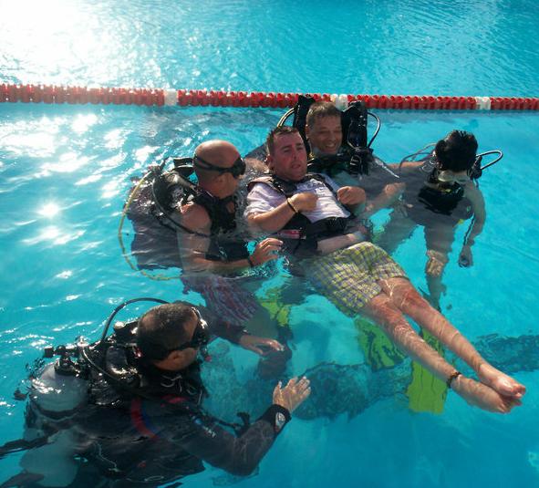 Setenta y dos discapacitados practican submarinismo con el Club de Buceo Glup Glup