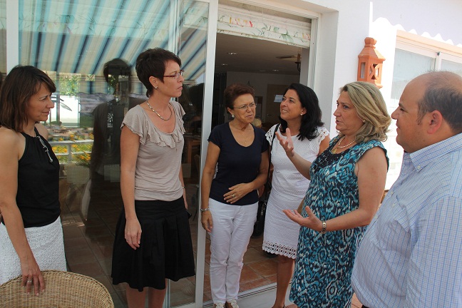 La alcaldesa de Almuñécar y el diputado provincial de Bienestar Social visitaron la residencia Costa Tropical