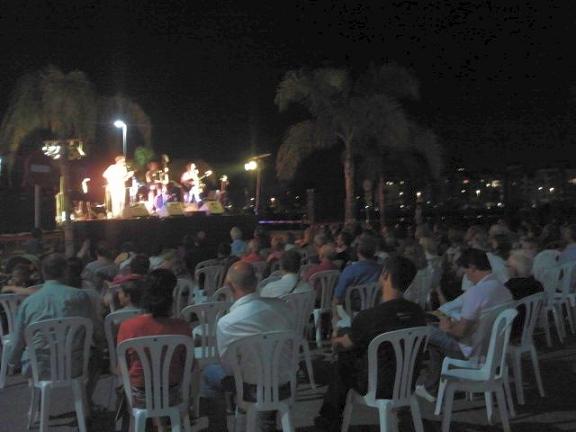 Playa Granada estrena el festival Entreculturas con un lleno absoluto