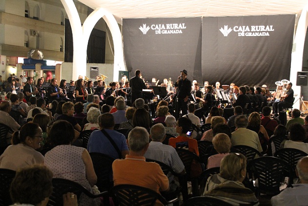 La Banda de Música de Almuñécar triunfó anoche  en  La Herradura con el concierto especial Jazz