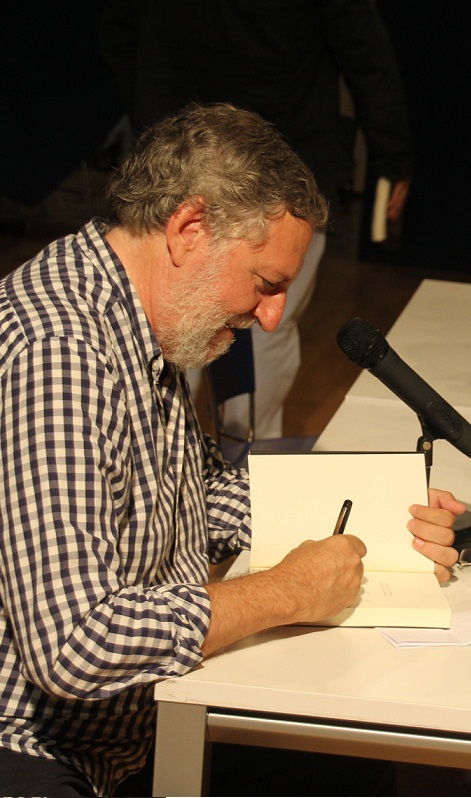Andrés Cárdenas presenta en La Herradura su novela Luna de octubre, basada en el Naufragio de la Armada