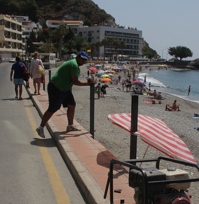 El Ayuntamiento de Almuñécar lleva a cabo la instalación de un vallado de seguridad en la acera-paseo de la playa de Cotobro