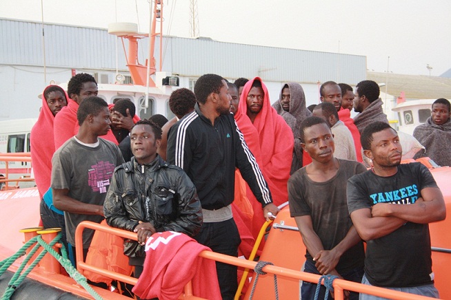 Llega a Motril la patera rescatada con 49 inmigrantes subsaharianos