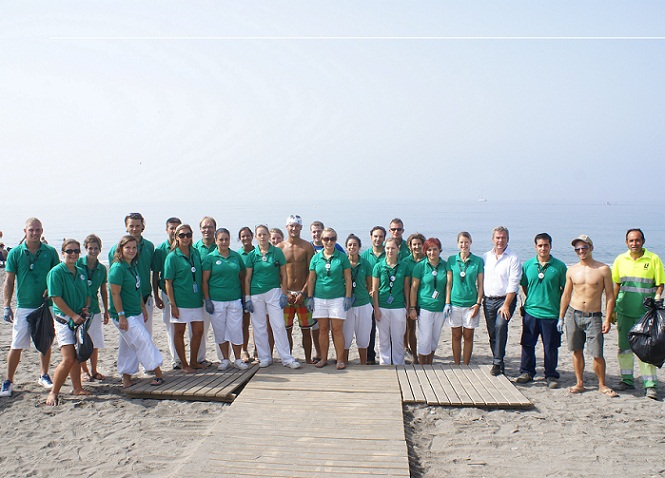 El Ayuntamiento de Motril colabora con el Hotel Robinson en una jornada de limpieza de playas en la que participan los propios clientes