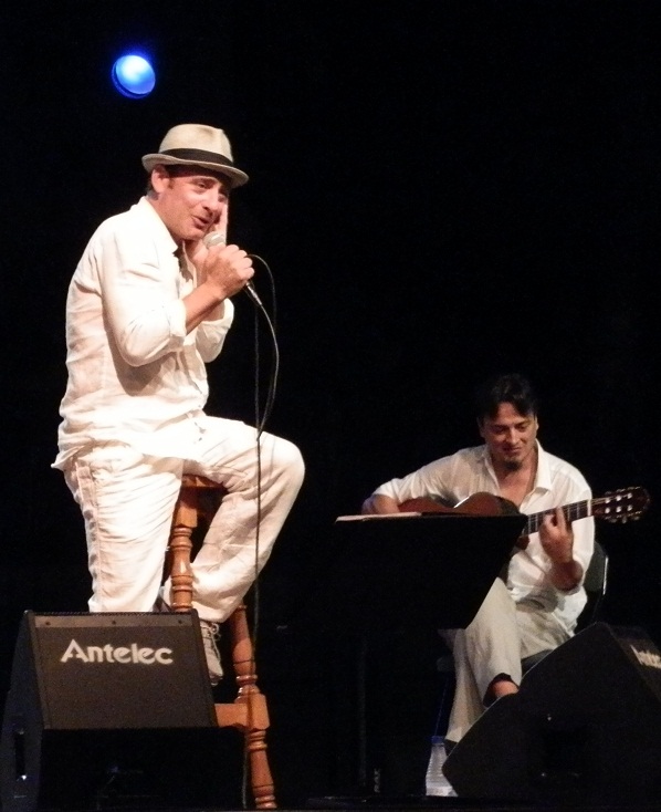 La actuación del cantante malagueño Zenet cerró el Festival Cinemusik Almuñécar 2012