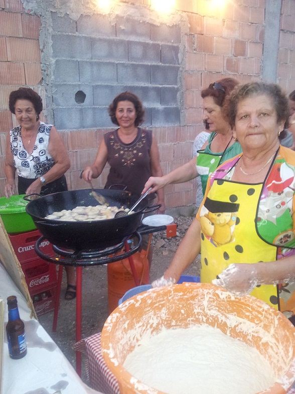 Los vecinos de Torrecuevas celebraron la fiesta de la Candelaria también conocida como la noche de las lumbres