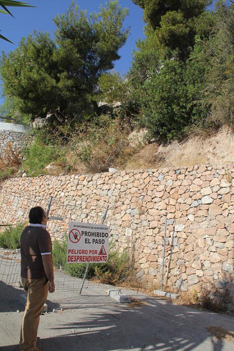 El Ayuntamiento de Almuñécar retirará varias piedras sueltas que amenazan desprenderse en la Urbanización Cármenes del Mar de La Herradura