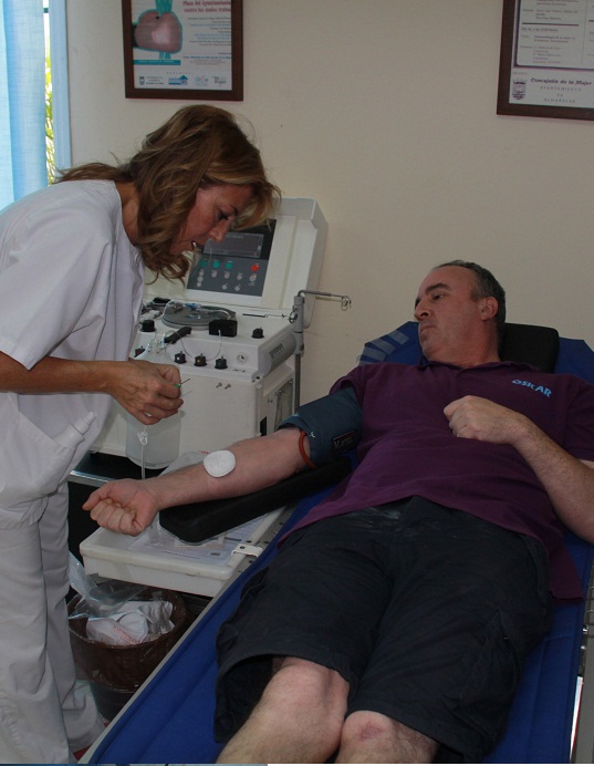 Casi  200 vecinos se acercaron ayer hasta el Centro de Servicios Sociales de Almuñécar para donar sangre y plasma