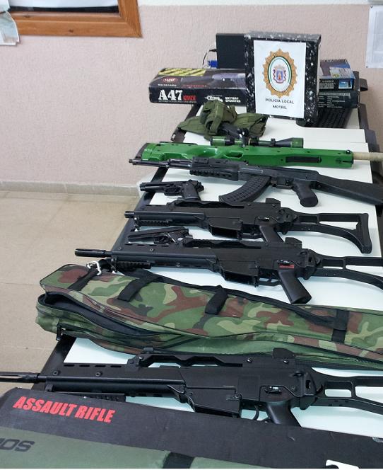 La Policía Local de Motril interviene ocho armas de réplica de guerra