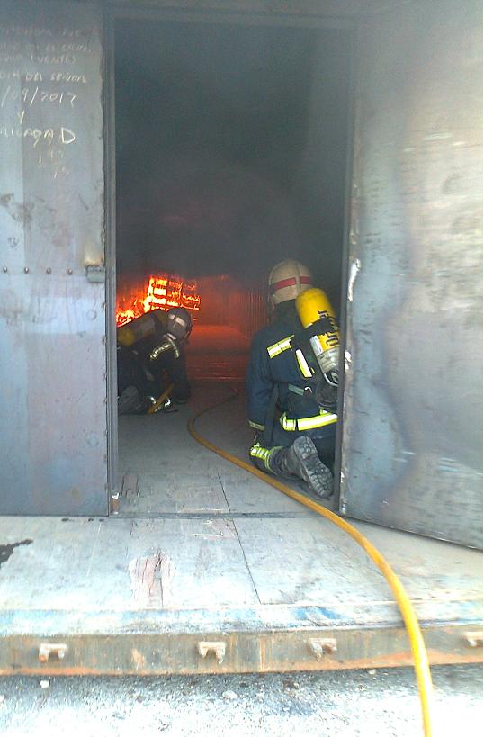 Un simulador de incendios entrena a los Bomberos de Motril para enfrentarse a situaciones reales