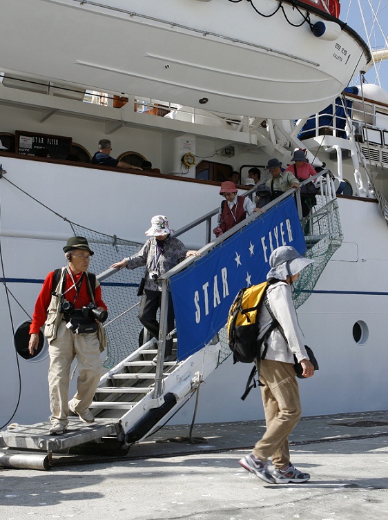 Cruceristas japoneses descubren el Puerto de Motril a bordo del velero Star Flyer