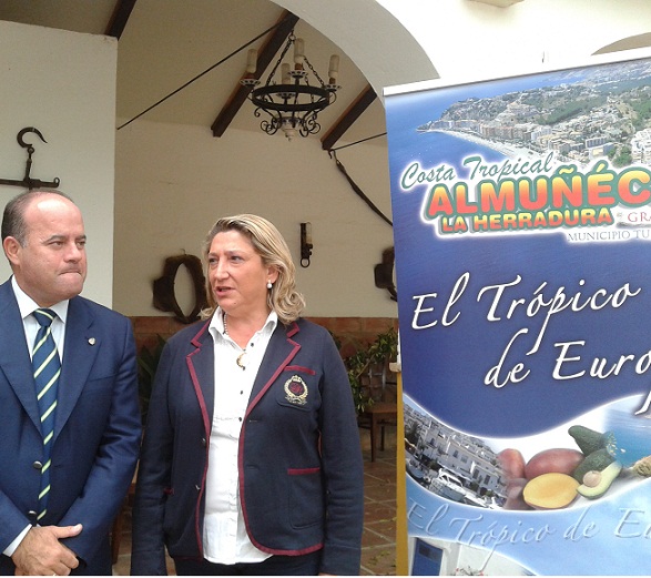 La alcaldesa de Almuñécar visita stand promocional de Almuñécar en la ciudad malagueña de Antequera