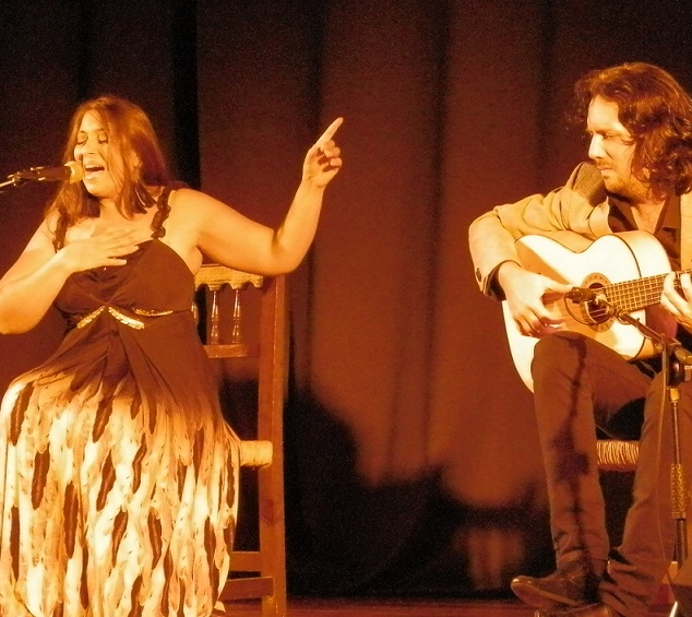 Gran actuación de la cantaora, Montse Cortés, en la Casa de la Cultura de Almuñécar