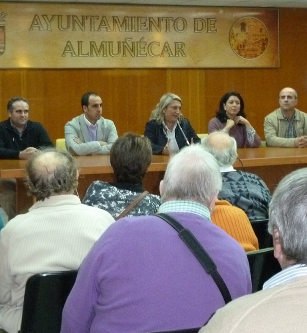 La alcaldesa de Almuñécar se reúne con los vecinos afectados por el incendio para anunciarles que pueden volver a sus viviendas