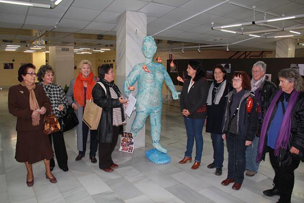 Un grupo de mujeres artistas internacionales sexitanas  donan una escultura al Centro de la Mujer de Almuñécar