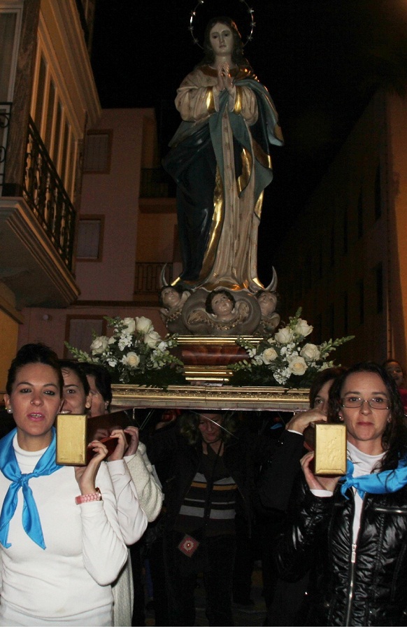 La  Virgen Inmaculada procesionó por  el barrio almuñequero de La Carrera