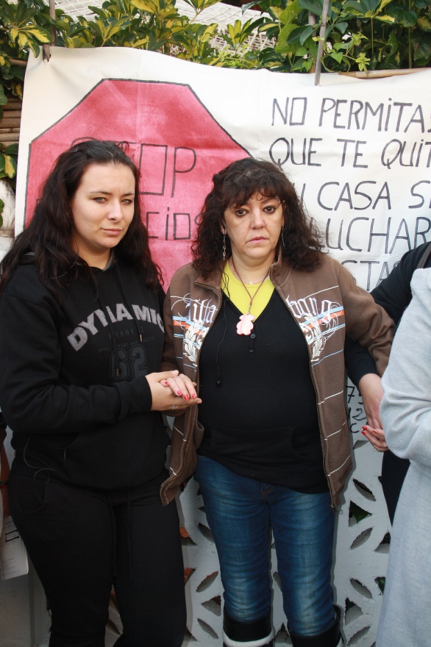 Más de dos centenares de personas impiden el desahucio de Rosa en Salobreña