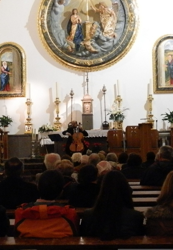 El violonchelista César Jiménez ofreció un gran concierto en Almuñécar