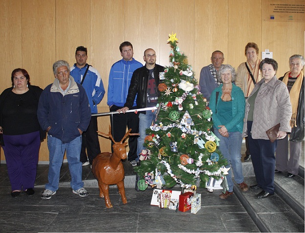 Usuarios del Centro de Mayores y FAISEM decoran el Ayuntamiento con motivos navideños de material reciclado