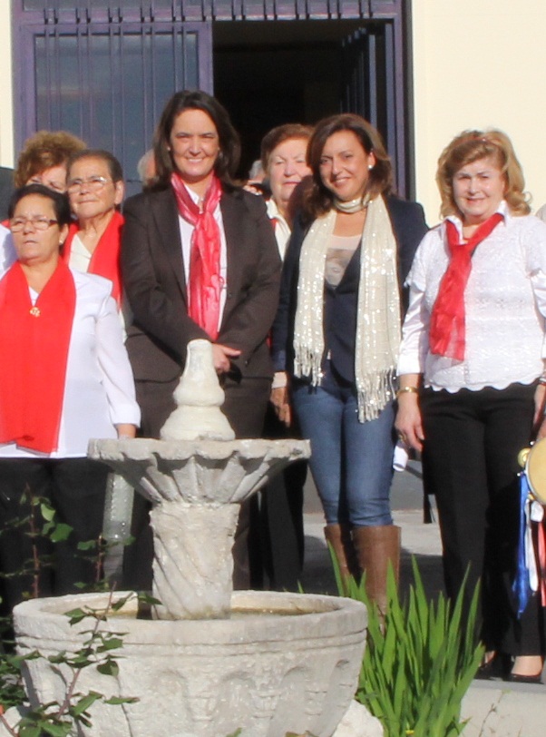 La alcaldesa de Motril visita a los Mayores motrileños para desearles una Feliz Navidad