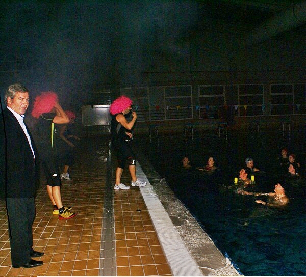 El I Macro Acuagym Nocturno de Motril convierte la piscina municipal en una auténtica pista de baile