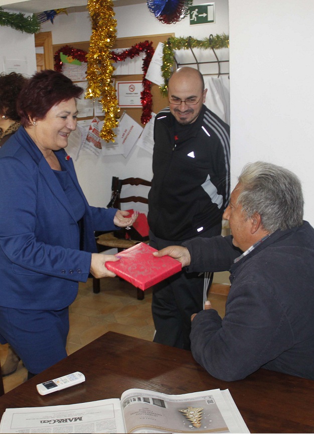 La alcaldesa de Órgiva visita varios centros de la localidad para desear una Feliz Navidad