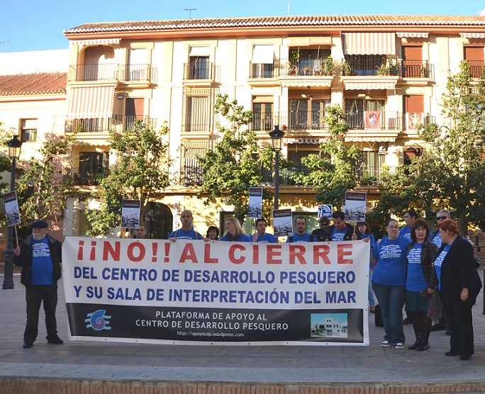 Concentración de la Plataforma de Apoyo al Centro de  Desarrollo Pesquero en la Plaza de España de Motril