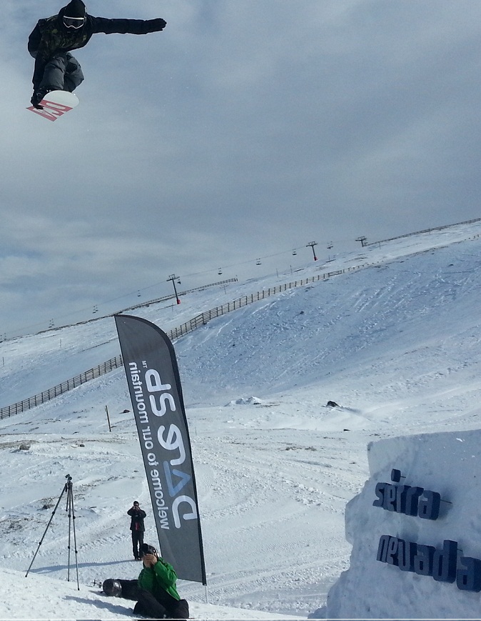 Sierra Nevada completa el snowpark Sulayr  con el primer salto de nieve