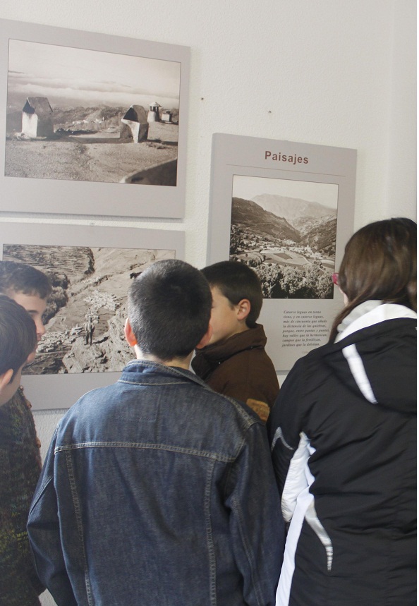 Escolares de Órgiva conocen las tradiciones de la Alpujarra a través de la muestra La Montaña Habitada de Ramón Sánchez Arana