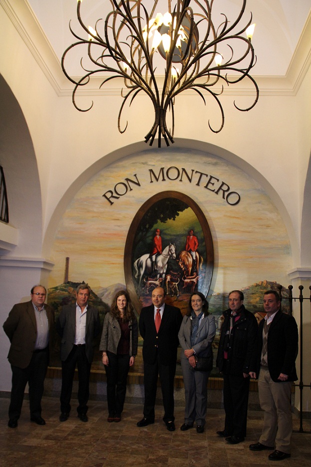 El presidente de la Diputación visita Ron Montero en su 50 aniversario
