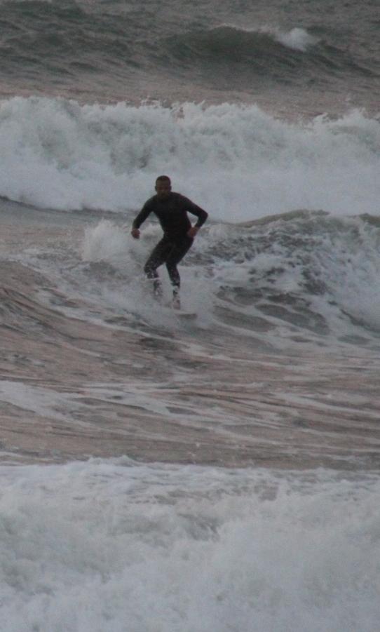 Una veintena de surfistas se concentraron en la playa de La Herradura para disfrutar del oleaje que provocó el temporal de poniente