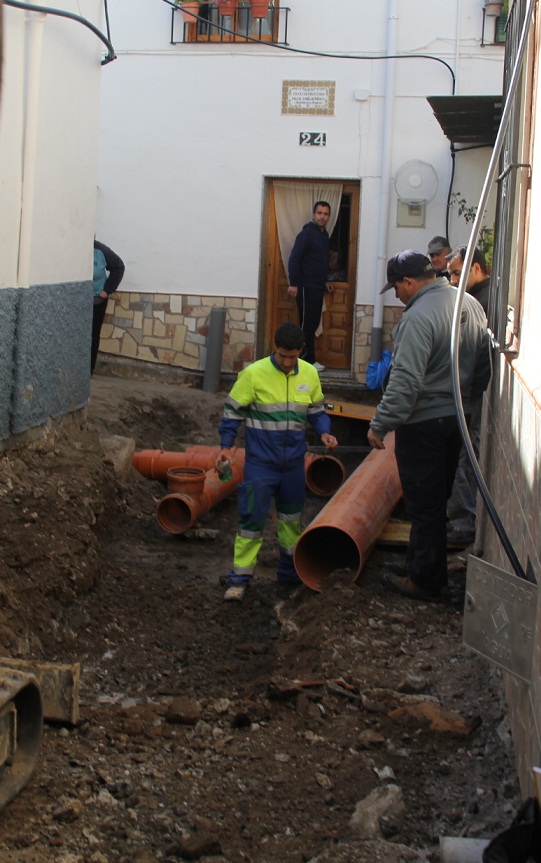 Comienzan la instalación de nuevas canalizaciones en la reurbanización de la calle Guayabas de Almuñécar