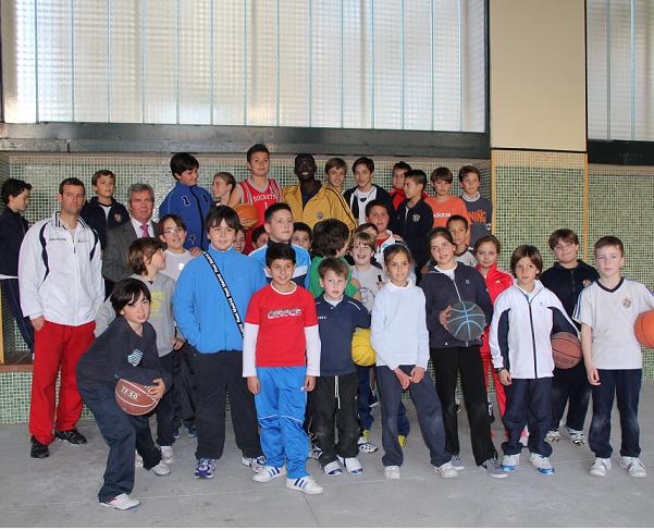 Alumnos de la escuela municipal de baloncesto comparten una jornada con el jugador profesional, Pape Seck