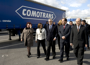 El presidente de la Junta visita en Motril las instalaciones de Comotrans, primera cooperativa de transporte en Andalucía