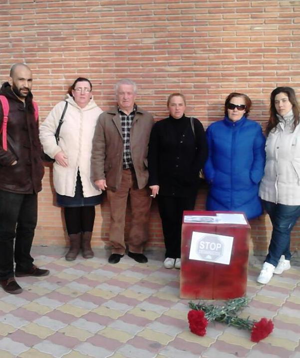 Stop Desahucios rinde homenaje en Salobreña "a la última víctima del desahucio"