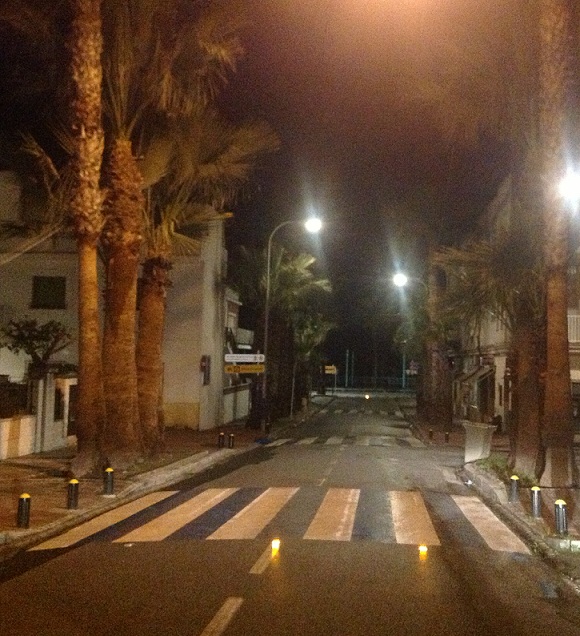 Se instalan en La Herradura las primeras balizas de señalización de pasos de peatones