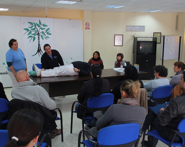 Una veintena de personas asisten en Almuñécar a un taller de cuidados básicos para familiares y/o cuidadores de personas dependientes