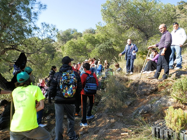 Más de un centenar de alumnos del IES AL Andalus de Almuñécar realizaron una reforestación en Cerro Gordo