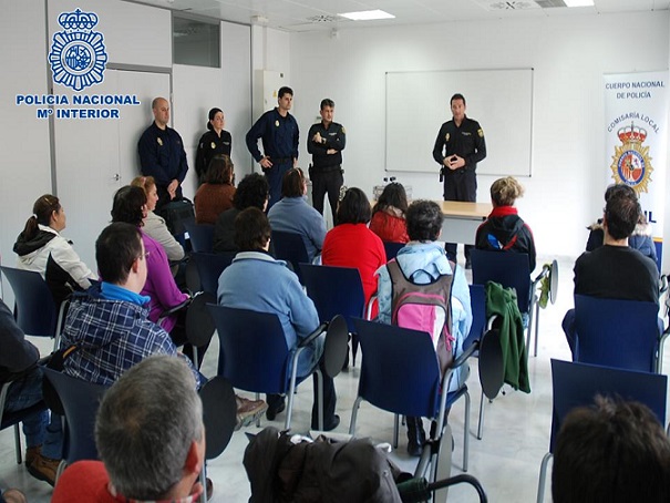 La Comisaría de la Policía Nacional, abre sus puertas para ser visitada por alumnos del Centro Aprosmo de Motril